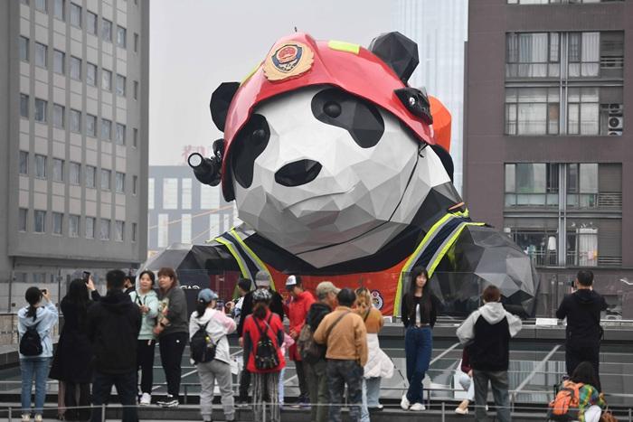 四川成都地標(biāo)“大熊貓雕塑”換裝變身“消防員”