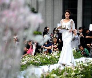 武漢婚紗秀 鮮花扮靚婚紗