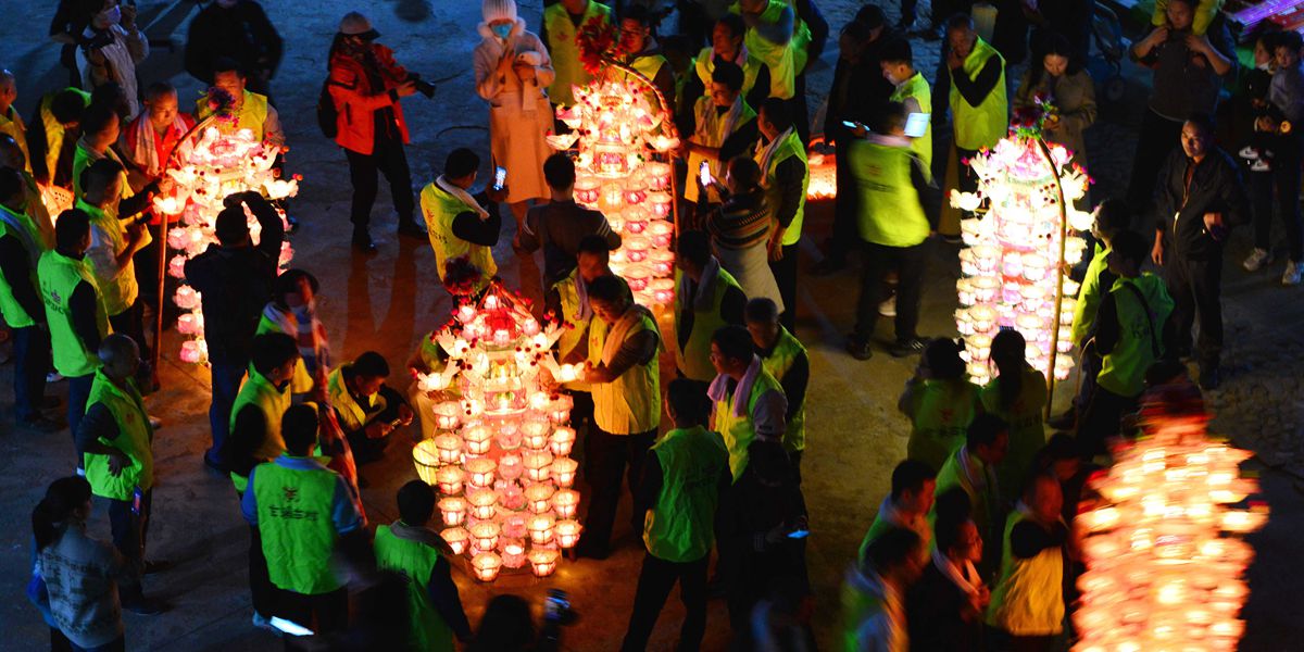 福建閩西：芷溪游花燈——“紙做燈、油點(diǎn)燈、紙包火”