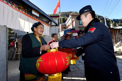 西藏移民警察向護邊藏族阿媽送去新春祝福