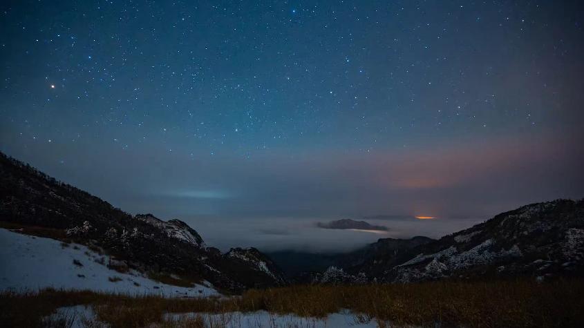 薄雪未消星辰作伴 秦嶺云海美若童話